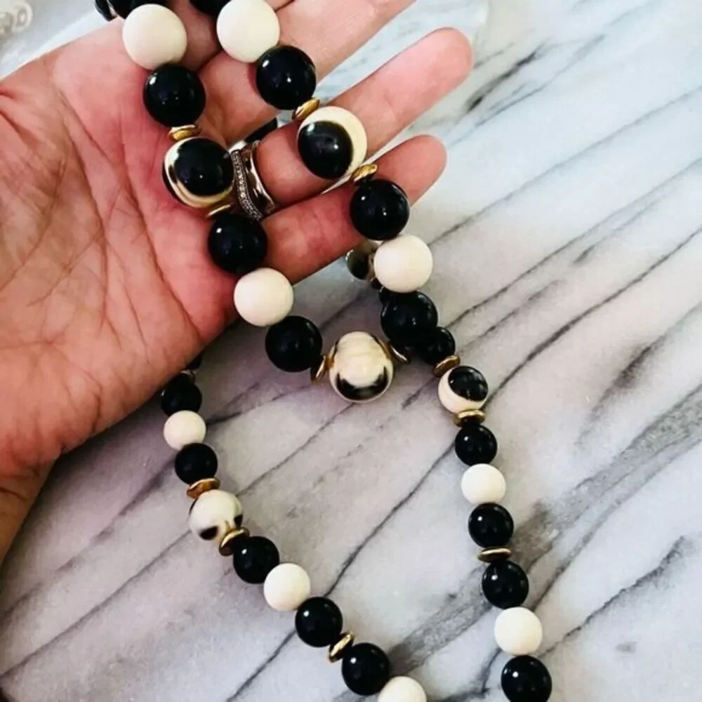 Vintage Beaded Necklace | Cream & Black Round Acrylic Single‎ Strand | Classic